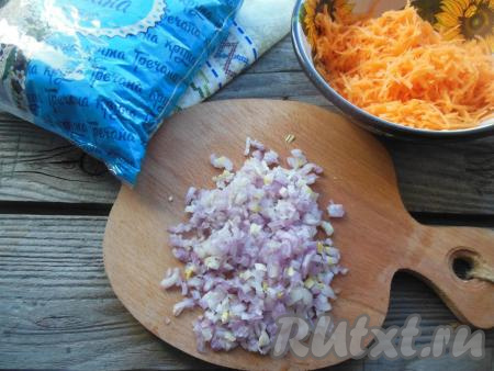 Очистите репчатый лук и морковь, лук нарежьте мелкими кубиками, а морковь натрите на терке.