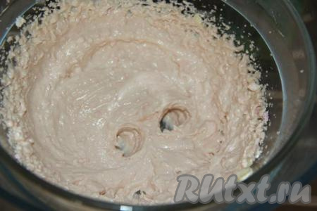 Помещаем миску с кремом в миску с холодной водой большего размера, добавляем оставшееся сливочное масло и взбиваем минут 5. Зефирный крем начнёт остывать и густеть, станет однородным и плотным.