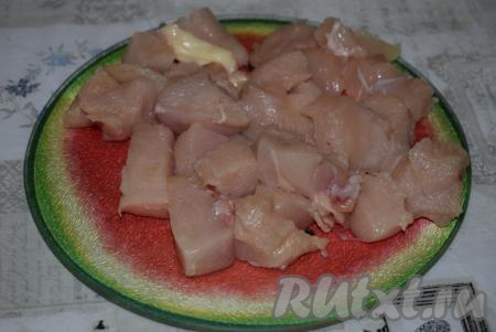 Далее нарежем куриное мясо на кубики.