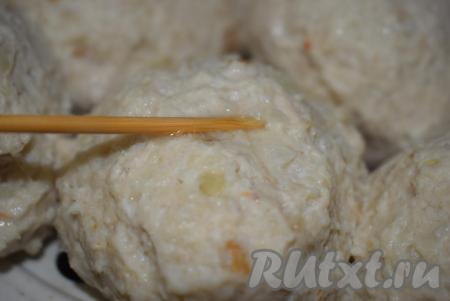 В моей мультиварке режим "На пару" с видом продукта "Мясо" занимает 40 минут, но куриные котлеты - очень нежные и на их приготовление вполне хватает 20-25 минут. В этот момент я открываю крышку и проверяю готовность котлет, прокалывая их деревянной шпажкой. Если при прокалывании из котлет выделяется прозрачный сок (без следов сукровицы) - значит наши паровые котлетки готовы.