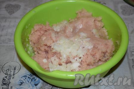 Складываем прокрученное мясо и измельченный лук в глубокую миску.