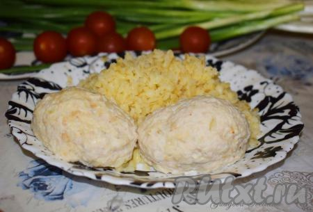 К таким полезным и вкусным куриным котлеткам прекрасно подойдет любой гарнир, я подала паровые котлеты с булгуром, который также очень полезен и вкусен, помидорами черри и зеленым сочным лучком.