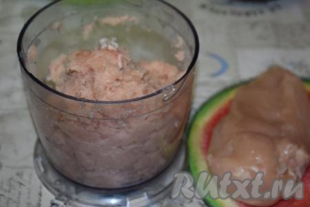Куриное мясо можно пропустить через мясорубку или, как сделала я, прокрутить в блендере. Сразу всю порцию мяса закладывать в блендер не стоит, лучше прокрутить мясо в несколько приемов, так оно лучше измельчится и будет более однородным. 800 грамм мяса я крутила в 4 приема по 2-3 минуты. 