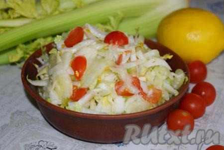 Салат с сельдереем и пекинской капустой 
