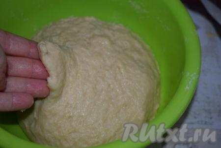 Начинаем замешивать тесто сначала ложкой, а затем - руками. Тесто быстро скатывается в шар и очень скоро перестает липнуть к рукам. Но сначала структура теста получается рыхлой, ноздреватой.