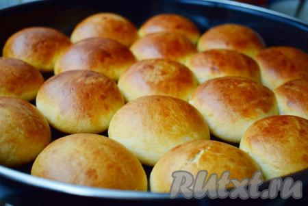 Кругленькие, мягкие и очень ароматные булочки, приготовленные из дрожжевого теста на кефире с начинкой из яблок, достаем из духовки. 
