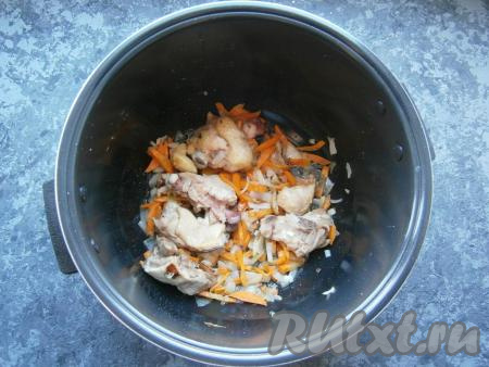 Обжаривать мясо 10 минут, периодически его переворачивая. Затем к обжаренному куриному мясу добавить нарезанный кусочками лук и нарезанную соломкой (или брусочками) морковь, перемешать и обжаривать оставшееся время, периодически перемешивая.