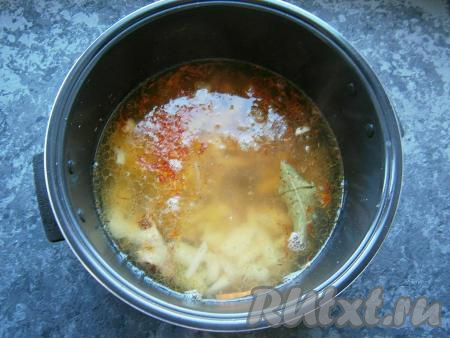 Влить горячую воду.