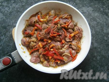 Несколько минут обжаривать куриную печенку с луком и морковью, затем добавить нарезанный соломкой болгарский перец, соль, специи, черный молотый перец, паприку.