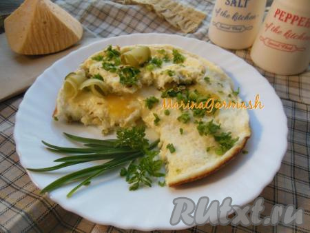 Яичница с сыром и солеными огурцами
