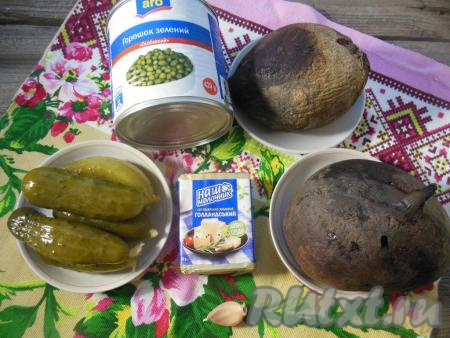 Подготовьте продукты для приготовления салата "Виолетта" с солеными огурцами и свеклой.