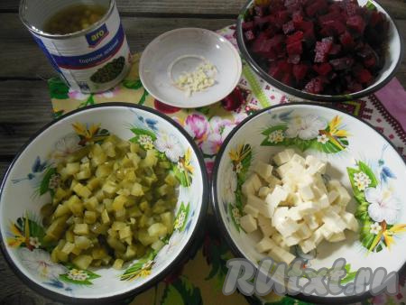 Когда свекла будет полностью готова, достаньте её, дайте остыть и очистите от кожуры. Свеклу, соленые огурцы и плавленный сыр нарежьте небольшими кубиками. Чеснок очистите и натрите на мелкой терке.