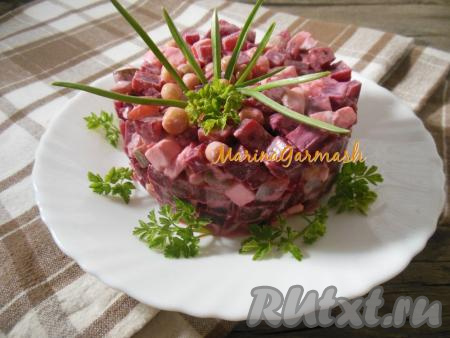 Яркий, сочный, вкусный салат "Виолетта", приготовленный со свеклой и солеными огурцами, очень понравился нашей семье. 