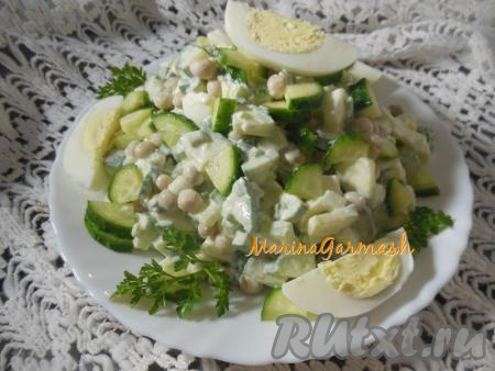 Салат из огурцов, яиц и зеленого горошка