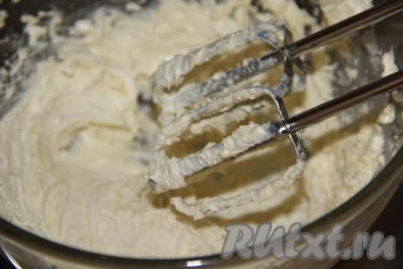 С помощью миксера взбить масло в течение 3-4 минут.