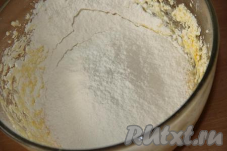Всыпать 100 грамм просеянной пшеничной муки, разрыхлитель.