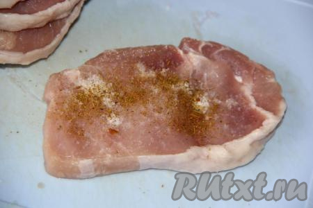 Посолить и поперчить каждый кусочек свинины со всех сторон.