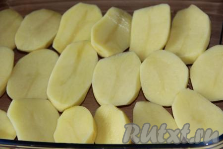 Картофель очистить и разрезать на крупные дольки (я использовала картофель среднего размера, поэтому разрезала его пополам) и выложить в форму для запекания.