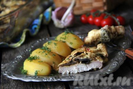 Вот такое аппетитное и вкусное блюдо у нас получилось. Нежная, ароматная свинина, запечённая с картофелем и грибами, - станет украшением и повседневного, и праздничного стола, попробуйте!