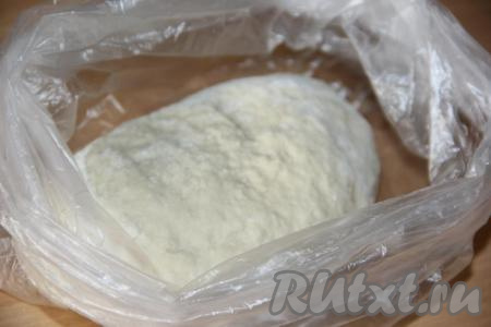 Переложить тесто в пакет и убрать в холодильник на 1-2 часа.