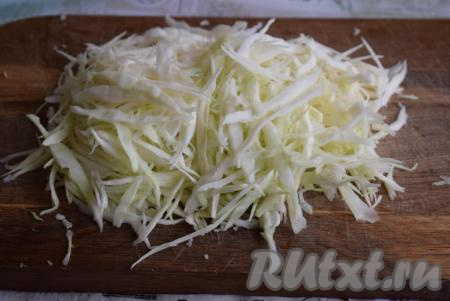 Для начала нарежем капусту тоненькой соломкой и слегка присолим ее.