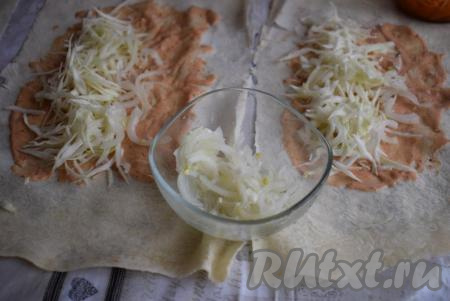 Маринованный лук отжимаем от маринада. Выкладываем на соус капусту и маринованный лук (зрительно разделяя все компоненты начинки на 6 порций шаурмы).