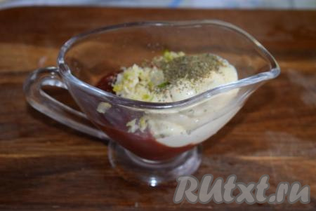 Пока маринуется мясо, приготовим соус-заправку для домашней шаурмы. Для этого в миску (или соусник) выкладываем майонез, кетчуп, выдавливаем чеснок через пресс, добавляем соль и специи по вкусу.
