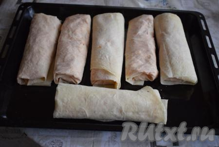 Далее можно готовить шаурму дома двумя способами: запекая в духовке под грилем (или без него) и обжаривая шаурму на сухой сковороде без масла с двух сторон до подрумянивания. Я готовила шаурму под грилем в духовке. Для этого выкладываем подготовленную шаурму на сухой противень, ставим в разогретую духовку и запекаем 8-10 минут на режиме "Гриль" при температуре 200 градусов.