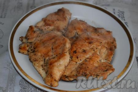 Обжариваем курицу с двух сторон, периодически переворачивая ее со стороны на сторону, на среднем огне в течение 10 минут.