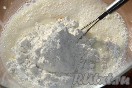 Затем всыпать муку, соль и сахар.