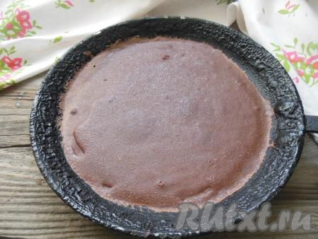 Сковороду хорошо разогрейте, смажьте при помощи силиконовой кисточки рафинированным растительным маслом. Блинное тесто перемешайте и налейте порцию (обычно это небольшой половник) теста на сковороду. Жарьте шоколадный блинчик до легкой румяности на среднем огне с двух сторон (примерно, по минутке с каждой стороны). Приготовьте все блины, не забывая периодически смазывать сковороду растительным маслом.