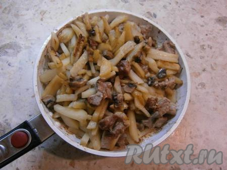 Перемешать, прикрыть сковороду крышкой, жарить картофель с мясом и грибами на среднем огне, периодически перемешивая, пока картофель снизу не зарумянится.