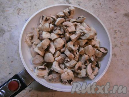 Обжарить мясо, перемешивая, на среднем огне до изменения цвета, далее добавить грибы.