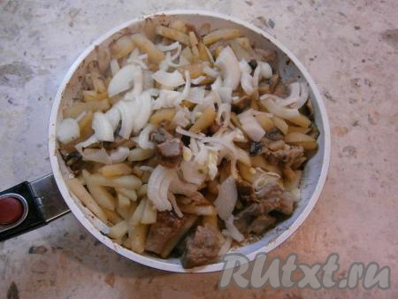 Когда картофель будет практически готов, добавить в сковороду нарезанный небольшими тонкими кусочками репчатый лук, посолить.