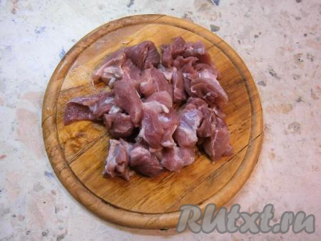 Свинину нарезать средними кусочками.