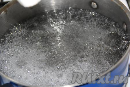 А теперь начинается самое интересное. В кастрюлю влить 1,5 литра воды и довести до кипения. Противень для выпекания застелить пергаментом. В кипящую воду добавить 3 столовые ложки соды (без горки). Вода забурлит.