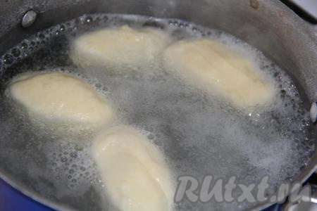 Опустить булочки в кипящую воду на 5-7 секунд, я опускала по 4 штуки.