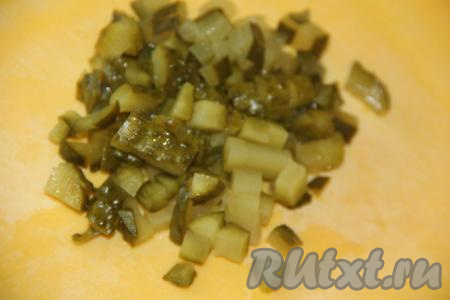 Соленые огурчики тоже нарезать на средние кубики.