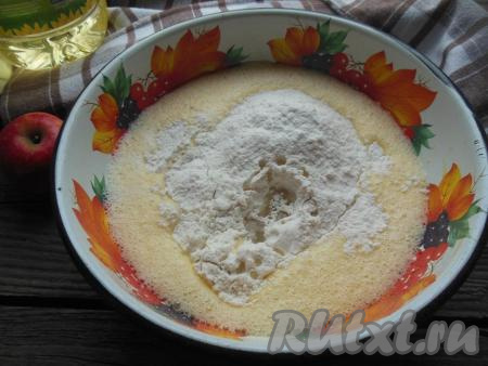 Добавьте просеянную муку и растительное масло.