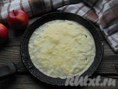 Сковороду разогрейте,  силиконовой кисточкой смажьте сковороду растительным маслом. Влейте при помощи половника порцию теста на край сковороды. Круговым движением равномерно распределите тесто по дну сковороды.