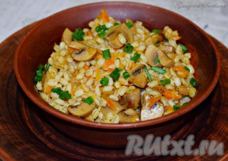  Перловка с шампиньонами, морковью и луком