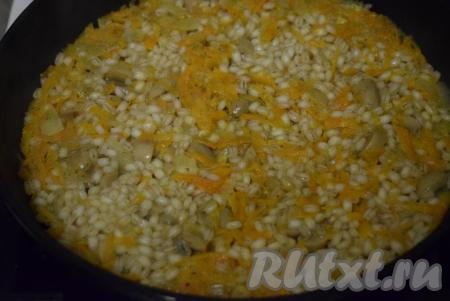 Наша перловка с шампиньонами, луком и морковью будет готова, когда вода полностью впитается, а крупинки станут мягкими и рассыпчатыми.