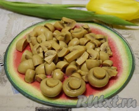 Шампиньоны промоем, очистим от кожицы и нарежем на крупные дольки. Для этого блюда можно брать не только свежие грибы, но и отварные консервированные шампиньоны (они не маринованные, практически пресные, и похожи по вкусу на свежие шампиньоны), как, например, сделала я.