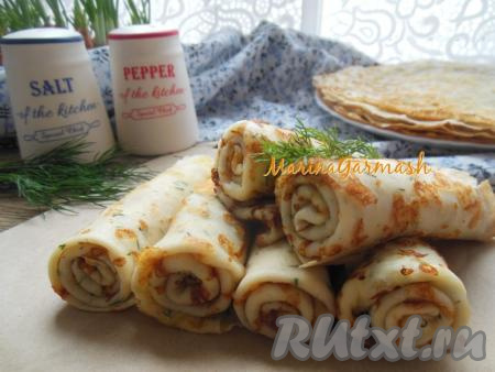 Эти нежные блины, приготовленные с зеленью и сыром на молоке, отлично подойдут для завтрака. Вкусны такие блинчики как в горячем, так и в холодном виде. Подавайте их со сметаной вместе с чаем или кофе.