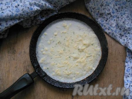 Смажьте сковороду при помощи силиконовой кисточки растительным маслом, я смазывала только перед приготовлением первого блина. Влейте на край сковороды порцию теста (обычно это половина половника, все зависит от диаметра сковороды), круговым движением распределите тесто по дну сковороды.