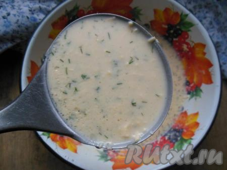 По консистенции тесто получается средней густоты с мелкими кусочками сыра и зелени. Если не любите такие вкрапления в тесте, на этом этапе можно взбить тесто погружным блендером до однородности.