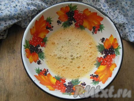 Миксером взбейте яйца с сахаром и солью (взбивайте до полного растворения кристалликов соли и сахара).