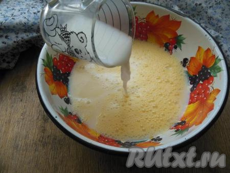 Влейте молоко и воду.