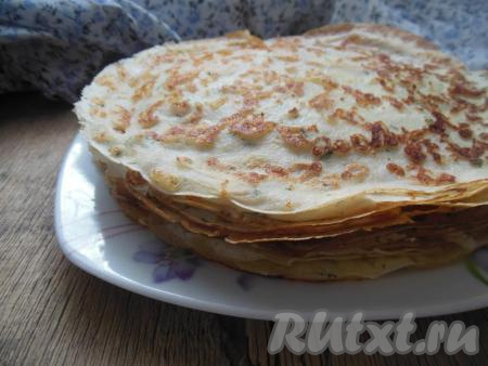 Готовые блины складывайте стопочкой на тарелку, по желанию, каждый блинчик можно смазывать сверху сливочным маслом.