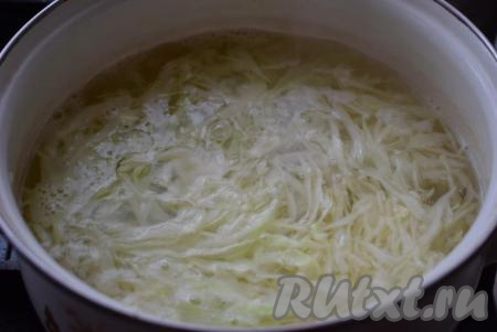 Когда картошка будет полностью готова, удаляем из бульона при помощи ситечка лук (вареный лук нам больше не понадобится). Нарезанную капусту выкладываем в бульон с картофелем и варим 7-10 минут с момента закипания на небольшом огне.